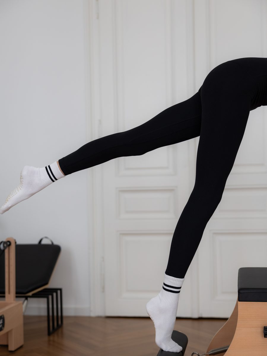 Közeli felvétel a Pilates Chair pedáljáról munka közben