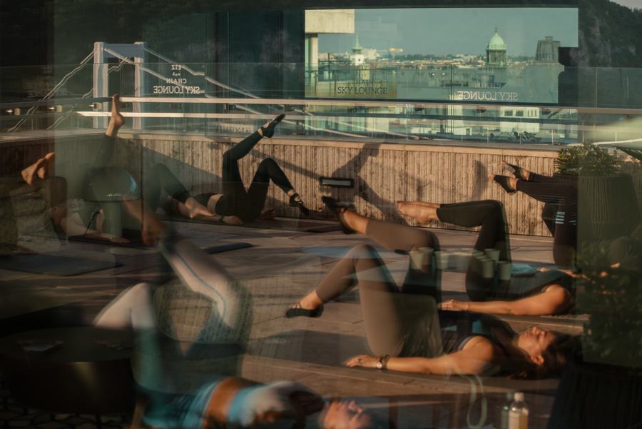 Pilates óra a teraszon
