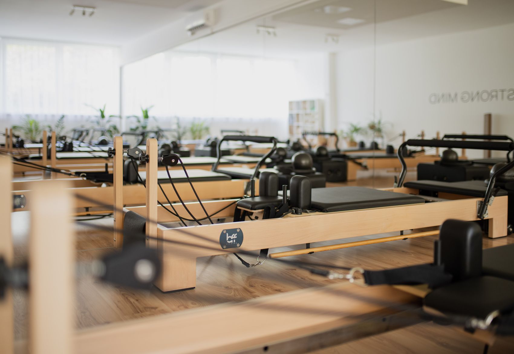 A BFF Pilates stúdió tükörfallal és reformer gépekkel